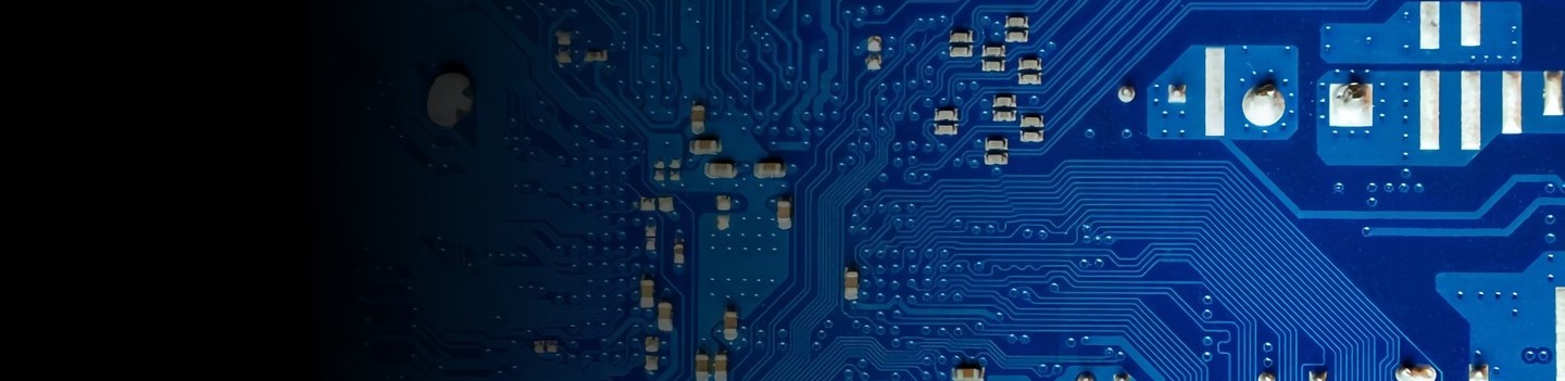 Une vue détaillée d'une carte de circuit imprimé bleue mettant en valeur des composants électroniques complexes et des circuits.