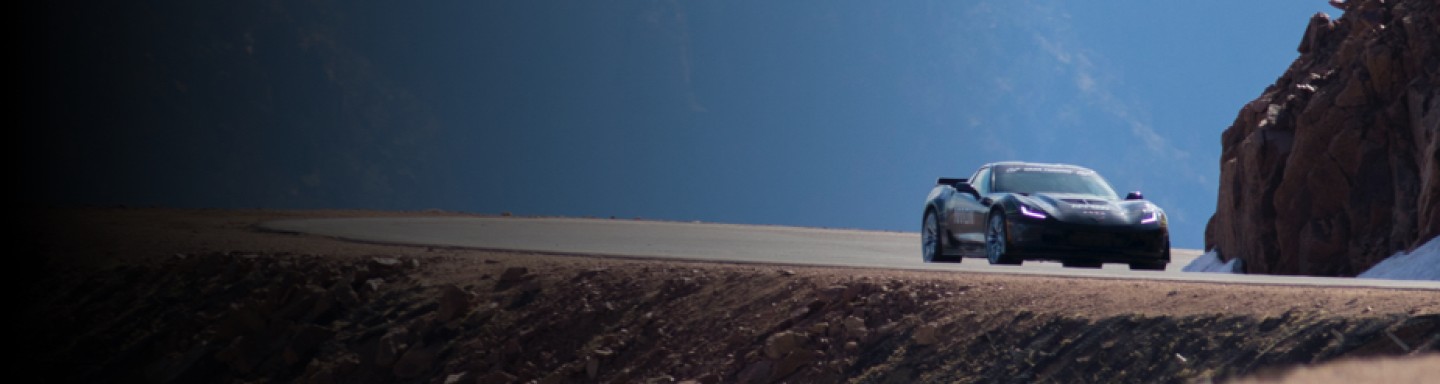 Image d'une voiture de sport sur une route sinueuse à travers les montagnes